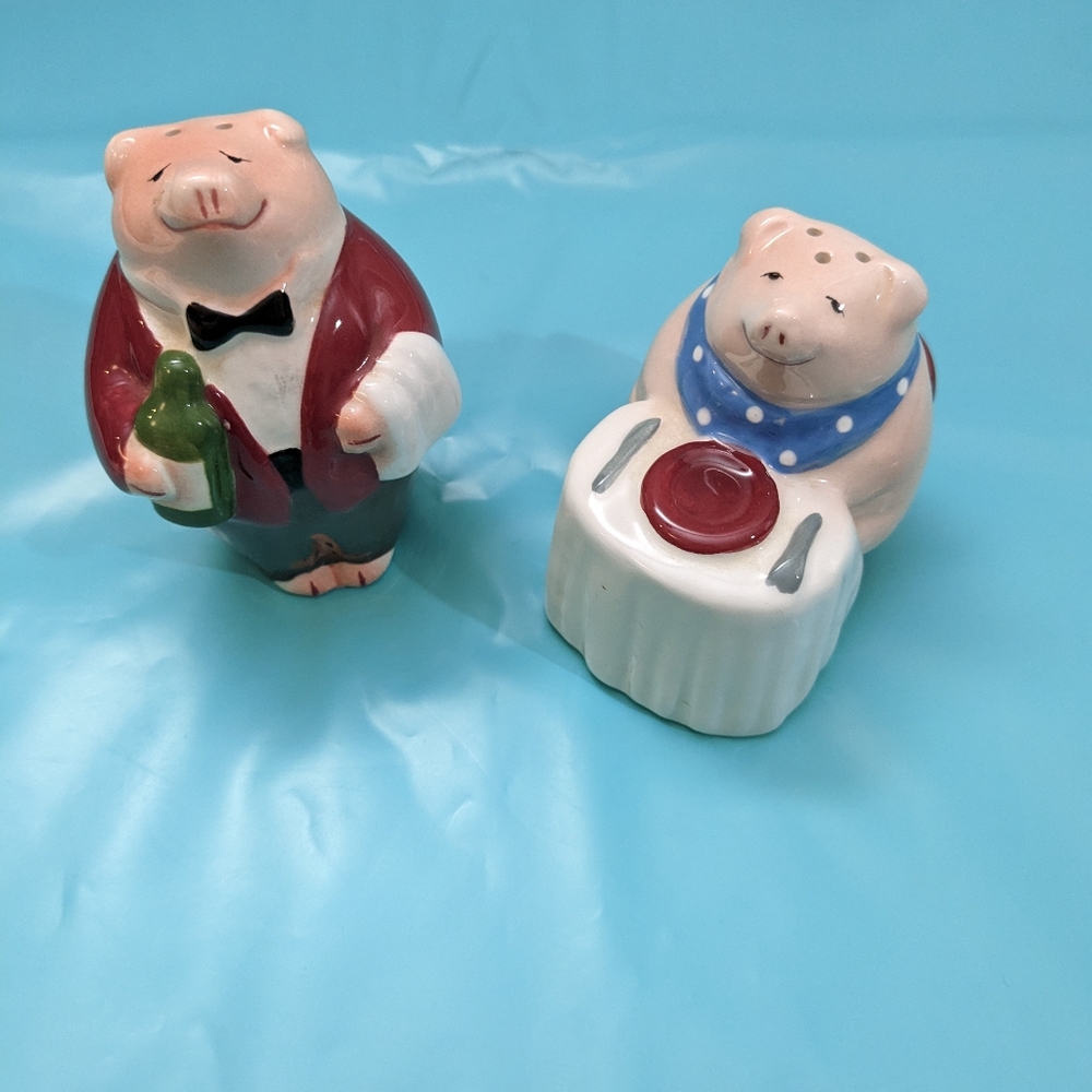 Vintage PIGS IN A RESTAURANT ceramic salt and pepper shakers.  FUN